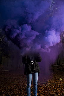 Person, tragen, schwarz, Jacke, Blau, Jeans, halten, lila, Rauchbombe, Stehen, getrocknet, Baum, Blätter, Rauchfackel, Rauch, Wolke, Frau, eine Person, Erwachsene, Rauch - physische Struktur, Rückansicht, junger Erwachsener, Natur, Geheimnis, Legere Kleidung, echte Menschen, Kleidung, Dreiviertel Länge, verdecktes Gesicht, nicht erkennbare Person, in voller Länge, Herbst, Bewegung, draußen, Veränderung, Frisur, 5K, CC0, gemeinfrei, lizenzfrei