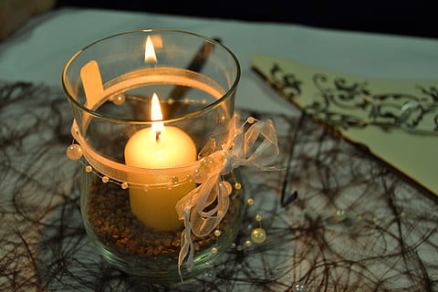lys, inde, klar, glasholder, flamme, stearinlys, advent, voks, nat, advent krans, Tændstikker, juletid, brænde, glimte, mørk, fyrfadslys, voksstearinlys, gloss, atmosfære, glas, ild, væge, romantisk, varme, hyggelig, dekoration, humør, jul, kontemplativ, romantik, hjerte, kærlighed, held, forbundethed, lykønskningskort, brænding, brand - naturligt fænomen, belyst, varme - temperatur, ingen mennesker, tæt på, natur, indendørs, høj vinkel visning, glødende, belysningsudstyr, fokus på forgrunden, selektiv fokusering, bord, plante, te lys, blomstermønster, 4K, CC0, offentligt domæne, royaltyfrie