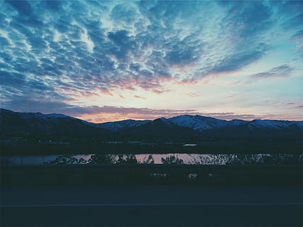 la neve, coperto, montagna, attraverso, fiume, strada, d'oro, ora, nevoso, nuvoloso, cielo, sole, salire, paesaggio, tramonto, crepuscolo, nuvole, montagne, lago, acqua, sera, notte, Paesaggi, natura, bellezza nella natura, la tranquillità, scena tranquilla, nuvola - cielo, nessuno, scenics - natura, catena montuosa, idilliaco, silhouette, scena non urbana, ambiente, 1080P, CC0, dominio pubblico, privo di copyright