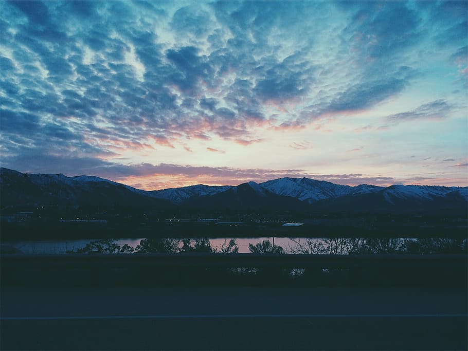 neu, cobert, muntanya, a través de, riu, carretera, daurat, hores, nevat, ennuvolat, cel, sol, pujar, paisatge, posta de sol, vespre, núvols, muntanyes, llac, aigua, tarda, nit, escenics, naturalesa, bellesa a la natura, tranquil·litat, escena tranquil·la, núvol - cel, cap gent, escenics - natura, Serra, idíl·lic, silueta, escena no urbana, medi ambient, 1080P