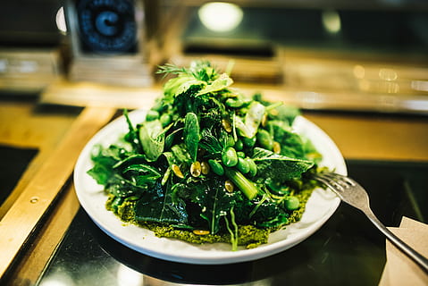 salad hijau, makan malam, hidangan, berpakaian, garpu, hijau, sehat, selada, makan siang, kacang polong, piring, restoran, salad, putih, makanan, sayur-mayur, kesegaran, gourmet, makan, makan sehat, memasak, makanan dan minuman, dalam ruangan, persiapan, tidak ada orang, kesejahteraan, meja, siap untuk dimakan, masih hidup, fokus selektif, merapatkan, warna hijau, fokus pada latar depan, ukuran porsi, dapur, tampilan sudut tinggi, mangkuk, hiasan, baki, makanan Jepang, dicincang, 2K