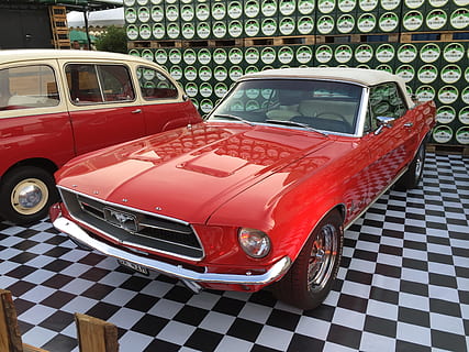 ford, mustang, oldtimer, clàssic, ford, Mustang, vermell, múscul, EUA, cotxe, transport, dia, a l'aire lliure, cap gent, vehicle terrestre, manera de transport, automòbil, arquitectura, cotxe d'època, estructura construïda, estacionari, estil retro, ciutat, reflexió, aparcament, patró comprovat, exterior de l'edifici, luxe, 2K, CC0, domini públic, lliure de regalies