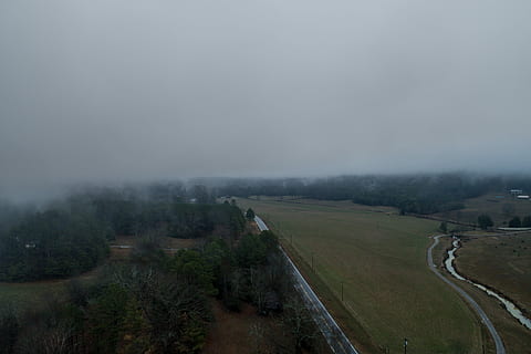 Antenne, Foto, Landmasse, Bäume, Luftbild, Natur, Landschaft, Straße, Nebel, draußen, keine Leute, Himmel, Tag, Umgebung, Baum, Pflanze, Land, Transport, Schönheit in der Natur, Szenen - Natur, wolke - himmel, Ruhe, Reise, Feld, Nicht-städtische Szene, Smog, Regen, 5K, CC0, gemeinfrei, lizenzfrei