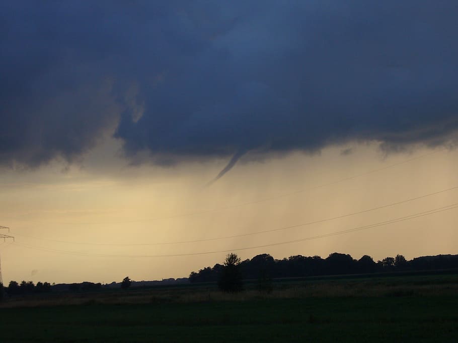 tornado formant, tempesta, temps, núvols, amenaçador, tornado, cel, núvol - cel, posta de sol, medi ambient, bellesa a la natura, tranquil·litat, paisatge, escena tranquil·la, escenics - natura, naturalesa, silueta, cap gent, escena no urbana, terra, camp, idíl·lic, planta, arbre, a l'aire lliure, 2K