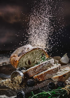 affettato, pane, tavolo, pane di grano, scrosciante, bianca, polvere, Farina, cipolla, cucinando, Impasto, cottura al forno, forno, infornare, rosmarino, oliva, buio, stile alimentare, inverno, vacanza, avena, cibo, cibo e bevande, in casa, nessuno, freschezza, zucchero, indulgenza, cibo dolce, avvicinamento, mangiare sano, pronto a mangiare, utensile da cucina, tentazione, dolce, pasto, frutta, verdura, zucchero a velo, sfondo nero, spuntino, 1080P, CC0, dominio pubblico, privo di copyright