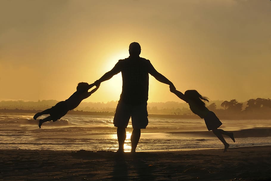 Silhouette, Mann, halten, zwei, Kinder, Ufer, tagsüber, Schattenbildfoto, schwingen, mit, Hände, Wasser, Sonnenuntergang, Himmel, Meer, Strand, Land, Lebensstile, zwei Menschen, echte Menschen, Freizeitbeschäftigung, orange Farbe, in voller Länge, Zusammengehörigkeit, Männer, Schönheit in der Natur, Natur, Menschen, Szenen - Natur, draußen, menschlicher Arm, 2K