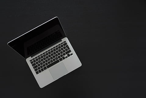 MacBook Pro uitschakelen, appel, computer, bureau, elektronica, laptop, macbook, macbook pro, technologie, elektronische industrie, studio opname, zwarte achtergrond, computerchip, wetenschap, gegevens, geen mensen, cyberspace, Draadloze technologie, communicatie, verbinding, computerapparatuur, toetsenbord, binnenshuis, kopie ruimte, computerscherm, tafel, draagbaar informatie-apparaat, donker, hoge hoekmening, detailopname, computer sleutel, wereldwijde communicatie, 5K, CC0, publiek domein, royaltyvrij