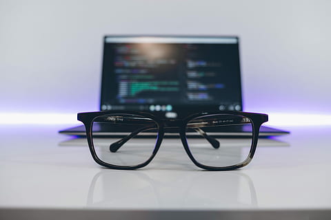 noir, encadré, lunettes, de face, portable, à l'intérieur, table, shoot produit, la programmation, codage, pc, des lunettes, La technologie, fermer, personne, prise de vue en studio, violet, la communication, illuminé, Sécurité, vue, nature morte, lien, Technologie sans fil, objet unique, transparent, mode, se concentrer sur le premier plan, réflexion, accessoire personnel, 5K, CC0, domaine public, libre de droits