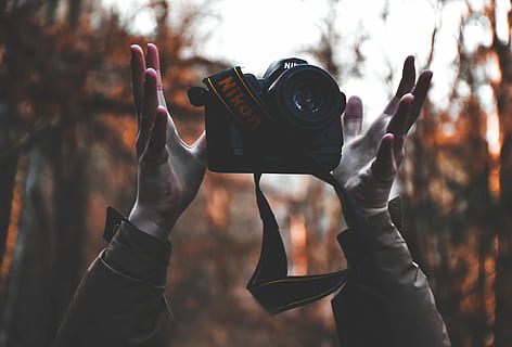 henkilö, tossing, ylöspäin, musta, nikon dslr-kamera, otettu, päivä-, tilalla, kamera, kellua, metsä, käsissä, kelluva, linssi, punainen, vihreä, Nikon, kuva, keskittyä etualalle, yksi henkilö, oikeita ihmisiä, kamera - valokuvauslaitteet, valokuvauksen teemat, valokuvaaminen, elämäntavat, ihmisen käsi, päivä, ulkona, vapaa-ajan toiminta, käsi, aktiviteetti, tekniikka, puu, edestä, tunnistamaton henkilö, peitetty kasvot, valokuvaaja, sormi, nahka-, 5K, CC0, public domain, rojaltivapaa