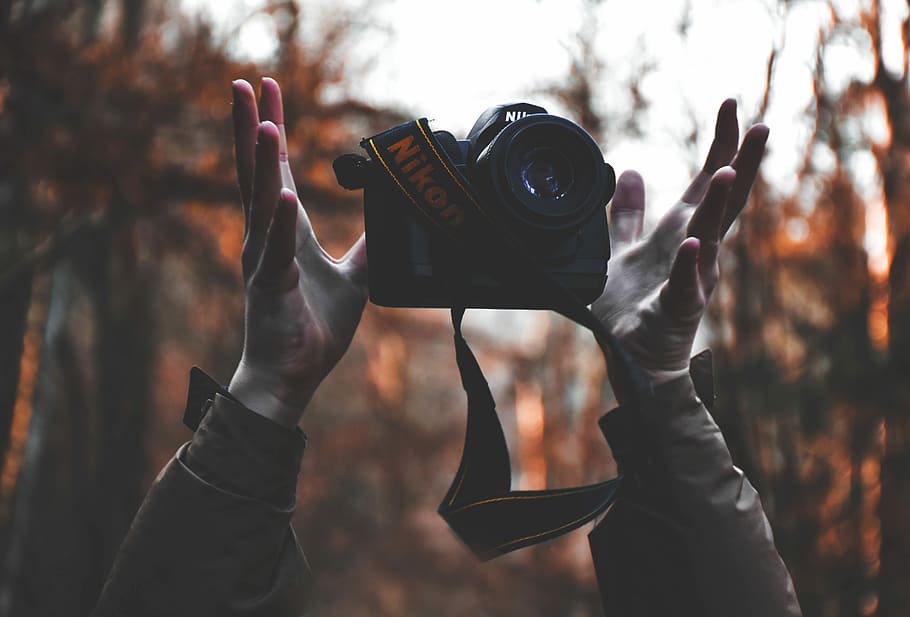 asmuo, supimas, aukštyn, juoda, nikon dslr kamera, imtasi, dienos metu, ūkyje, kamera, plūdė, miškas, rankas, plūduriuojantis, objektyvas, raudona, žalias, „Nikon“, nuotrauka, sutelkti dėmesį į naujas žinias, vienas asmuo, realūs žmonės, fotoaparatas - fotografijos įranga, fotografijos temos, fotografavimas, gyvenimo būdą, žmogaus ranka, dieną, lauke, Laisvalaikio veikla, ranka, veikla, technologijos, medis, Vaizdas iš priekio, neatpažįstamas asmuo, neaiškus veidas, Fotografas, pirštu, oda, 5K