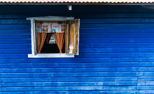 finestra, blau, obert, fons de pantalla de la finestra, paret, edifici, cortina, arquitectura, estructura construïda, exterior de l'edifici, dia, cap gent, funció de construcció de parets, casa, material de fusta, vista d’angle baix, barri residencial, patró, obturador, a l'aire lliure, tancat, penjant, corrugat, 4K, CC0, domini públic, lliure de regalies