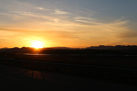 piano paesaggistico, tramonto, cielo, bellezza nella natura, scenics - natura, nuvola - cielo, natura, montagna, la tranquillità, scena tranquilla, mezzi di trasporto, colore arancione, sole, trasporto ferroviario, luce del sole, nessuno, paesaggio, idilliaco, ambiente, silhouette, traccia, all'aperto, riflesso lente, luminosa, 1080P, CC0, dominio pubblico, privo di copyright
