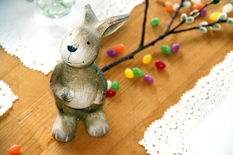 Osterhase, Hase, Frühling, Ei, Ostern, Osterdekoration, Frohe Ostern, Ostereier, bunt, Zahlen, Grußkarte, Tier, Osterfiguren, Tischdekoration, Ostertisch, Osterfrühstück, drinnen, keine Leute, Feier, Nahansicht, mehrfarbig, Tag, Holz - Material, Kunst und Handwerk, Darstellung, Stillleben, Spielzeug, Tabelle, Dekoration, Kreativität, Urlaub, Kunst, Fokus auf den Vordergrund, High Angle View, menschliche Darstellung, Figur, 5K, CC0, gemeinfrei, lizenzfrei