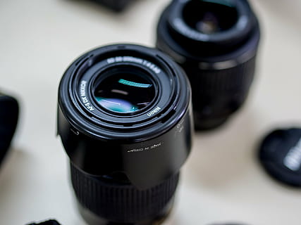 lens, camera, nikon, doelstelling, fotografie thema's, camera - fotografische apparatuur, lens - optisch instrument, fotografische apparatuur, technologie, detailopname, binnenshuis, lens - oog, focus op de voorgrond, geen mensen, film industrie, stilleven, enkel object, reflectie, cirkel, tafel, geometrische vorm, hoge hoekmening, kunst cultuur en entertainment, digitale camera, thuis videocamera, 1080P, CC0, publiek domein, royaltyvrij