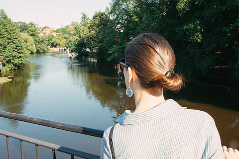 donna sul ponte, donna, ponte, persone, donne, all'aperto, una persona, fiume, femmine, adulto, acqua, etnia caucasica, lago, natura, solo una donna, rilassamento, immagine a colori, giorno, estate, solo donne, retrovisore, colpo alla testa, stili di vita, attività di svago, pianta, persone reali, albero, acconciatura, capelli, abbigliamento casual, ritratto, Chignon, giovane adulto, 4K, CC0, dominio pubblico, privo di copyright