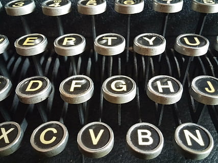 fotografie aproape, tastatura mașinii de scris, tip, maşină de scris, font, scris, autor, carte, citit, scrie, antic, 1930, editare, vechi, epocă, hipster, scrisoare, text, alfabet, tehnologie, număr, a închide, în interior, stil retro, comunicare, nici o persoana, cadru complet, majusculă, western script, fundaluri, tastatură, natură moartă, apasa butonul, cheia computerului, corespondenţă, 2K, CC0, domeniu public, fără drepturi de autor