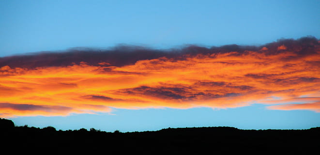 puesta de sol, cielo, naturaleza, nubes rojas, nubes, nublado, verano, luz del sol, noche, al aire libre, naranja, rojo, brillante, vistoso, color, horizonte, oscuridad, natural, nube - cielo, ambiente, silueta, paisajes - naturaleza, cielo dramático, belleza en la naturaleza, paisaje, color vibrante, multi color, tranquilidad, escena tranquila, nadie, montaña, color naranja, azul, resumen, 2K, CC0, dominio público, libre de derechos