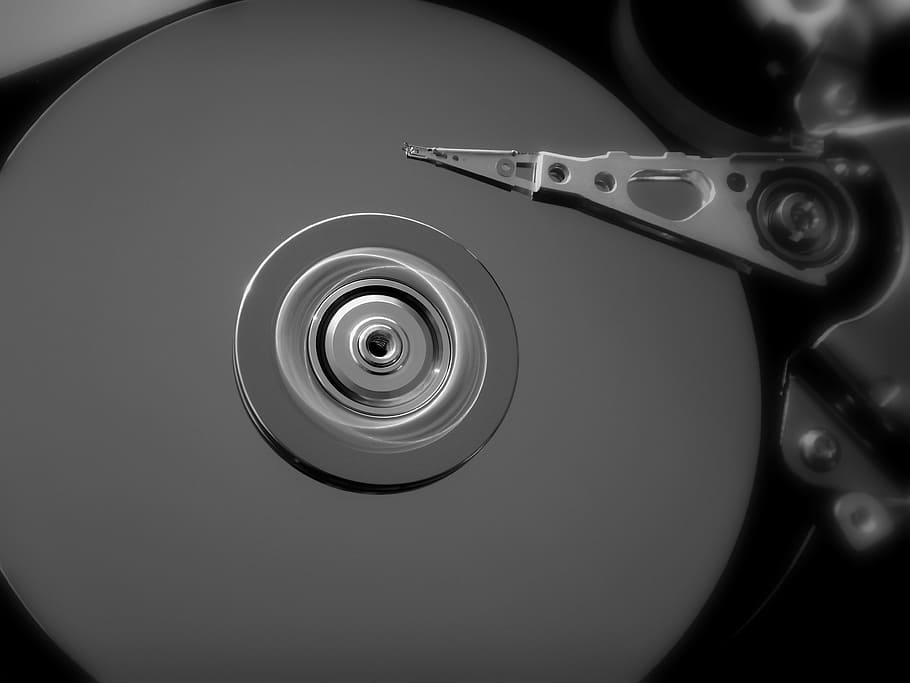 disc de vinil negre, disc dur, tecnologia, ordinadors, equipament, això, electrònica, equips informàtics, components, música, cultura i entreteniment artístic, primer pla, cap gent, cercle, registre, mitjà d'informació, a l'interior, fons, forma geomètrica, soroll, dades, forma, tir de l'estudi, equip d’àudio, equipament elèctric, estudi de gravació, equip de gravació de so, fons negre, 4K