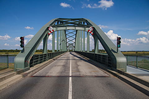 grå, beton, bro, hvid, himmel, bascule bro, stål, struktur, stål konstruktion, edderfugl, Friedrichstadt, bygning, vej, bro - menneskeskabt struktur, transportmidler, flod, arkitektur, udendørs, blå, sky - himmel, forbindelse, dag, vejen frem, retning, natur, rækværk, bygget struktur, faldende perspektiv, vand, gangbro, ingen mennesker, skilt, rejsemål, forsvindingspunkt, 5K, CC0, offentligt domæne, royaltyfrie