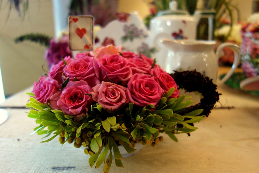 composició, floristeria, te, roses, rosa, flors, tassa de te, país de les meravelles, hatter, arranjament floral, tema de florystyczna, artesania, decoració, clima, ornament, flor, planta amb flors, planta, flor de roses, bellesa a la natura, frescor, bouquet, taula, primer pla, gerro, fragilitat, vulnerabilitat, cap de flor, naturalesa, centrar-se en primer pla, pètal, a l'interior, cap gent, color rosa, Ram de flors, 5K