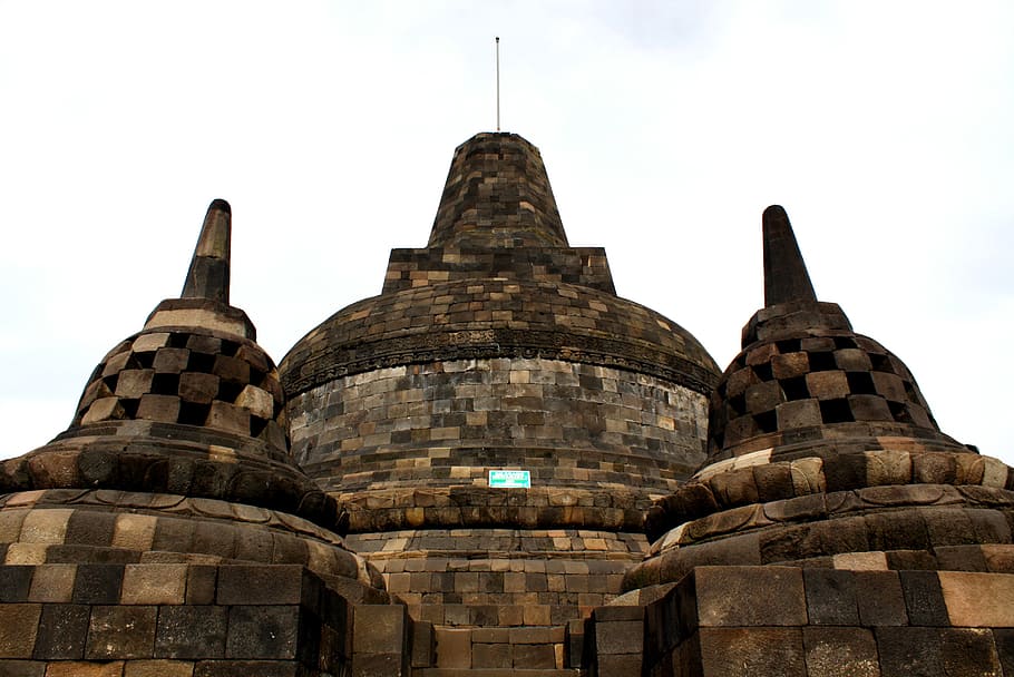 stupa, candi borobudur, magelang, java, indonèsia, temple budista, religió, jawa tengah, històric, referència, arquitectura, temple, estàtua, estructura construïda, cel, història, lloc de culte, espiritualitat, exterior de l'edifici, el passat, destinacions de viatge, creença, edifici, antic, vista d’angle baix, turisme, viatjar, dia, naturalesa, cap gent, a l'aire lliure, civilització antiga, paret de pedra, arqueologia, 4K