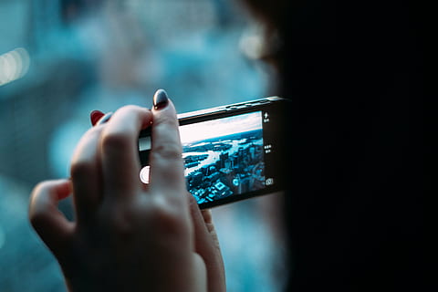 brouiller, caméra, ville, numérique, afficher, main, en portant, iphone, la personne, photographe, la photographie, téléphone intelligent, prendre une photo, toucher, écran tactile, la fenêtre, main humaine, La technologie, partie du corps humain, lien, une personne, la communication, Technologie sans fil, à l'intérieur, écran, ordinateur, fermer, mise au point sélective, tablette numérique, adulte, illuminé, émouvant, doigt, interface utilisateur graphique, 4K, CC0, domaine public, libre de droits