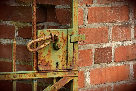 gamle port, slot, rusten, input, rusted, jerndør, dørhåndtag, væg, mursten, jern, lukket, murstens væg, tæt på, metal, gammel, ingen mennesker, murbygningsfunktion, nedgang, forringelse, beskadiget, låse, forvitret, forladt, kørt ned, arkitektur, sikkerhed, dør, indgang, låsen, 5K, CC0, offentligt domæne, royaltyfrie