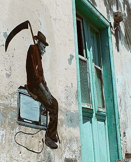 Fenster, Wand, Zuhause, alt, Mann, Fernseher, Fassade, Gebäudehülle, die Architektur, gebaute Struktur, Tag, Gebäude, Tierwelt, keine Leute, ein Tier, draußen, Skulptur, Säugetier, Wandbau - Funktion, Kunst und Handwerk, Darstellung, Wirbeltier, menschliche Darstellung, 1080P, CC0, gemeinfrei, lizenzfrei