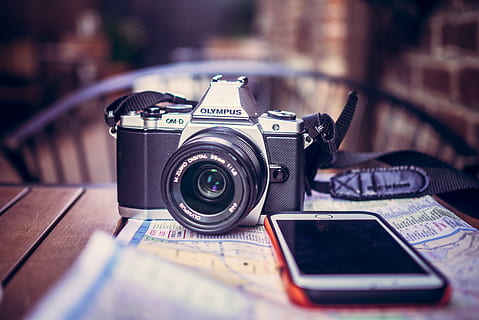 czarny, aparat olympus slr, biały, iPhone, aparat olympus, oprócz, telefon, stół, aparat fotograficzny, mapa, olympus, telefon komórkowy, komórka, movil, telefono, telefono mólvil, fotografía, Cadara, cámara fotográfica, technologia, tematy fotograficzne, aparat fotograficzny - sprzęt fotograficzny, technologia bezprzewodowa, sprzęt fotograficzny, porozumiewanie się, obiektyw - instrument optyczny, aparat cyfrowy, media, selektywne skupienie, obiektyw - oko, fotografowanie, zbliżenie, skupić się na pierwszym planie, czynność, połączenie, wewnątrz, przenośne urządzenie informacyjne, filmowanie, domowa kamera wideo, fotograf, 4K, CC0, domena publiczna, darmowe zdjęcia