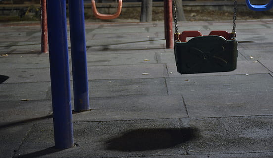 svart, rød, svinge, grå, betong, bakke, oransje, utendørs, parkere, skygge, ramme, bakgrunns, sving sett, swingset, dag, ingen folk, gangsti, metall, gate, sollys, fortau, fokusere på forgrunnen, by, arkitektur, transport, natur, blå, lekeplass, stang, vei, høy vinkel visning, bygget struktur, utendørs lekeutstyr, 5K, CC0, offentlig domene, opphavsrett gratis