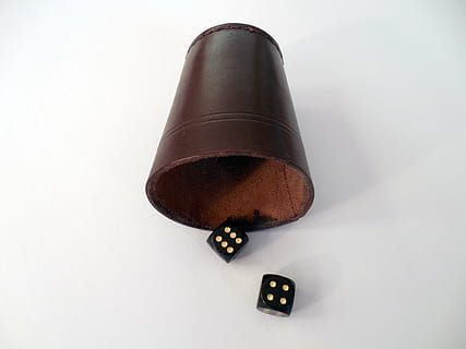 terning, gambling, øjeblikkelig hastighed, betale, Spille, tilfældig, heldige terninger, firkant, ti, gameCube, lykketal, fire, seks, kasino, indendørs, studio skud, kunstkultur og underholdning, hvid baggrund, terninger, mulighed, ingen mennesker, læder, sort farve, høj vinkel visning, to objekter, stilleben, skåret ud, Brun, tæt på, teknologi, hvid farve, kopiere plads, bord, over, 2K, CC0, offentligt domæne, royaltyfrie