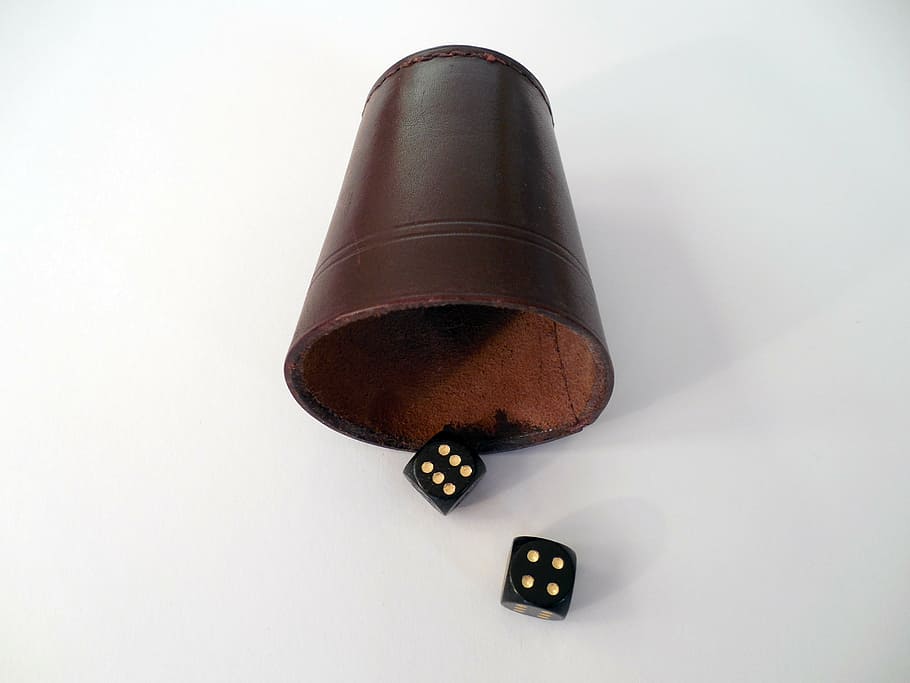 cub, joc, velocitat instantània, pagar, jugar, aleatòria, daus afortunats, quadrat, deu, Gamecube, número de la sort, quatre, sis, casino, a l'interior, tir de l'estudi, cultura i entreteniment artístic, fons blanc, daus, oportunitat, cap gent, cuir, color negre, vista d’angle alt, dos objectes, natura morta, tallar, marró, primer pla, tecnologia, Color blanc, còpia espai, taula, a dalt, 2K