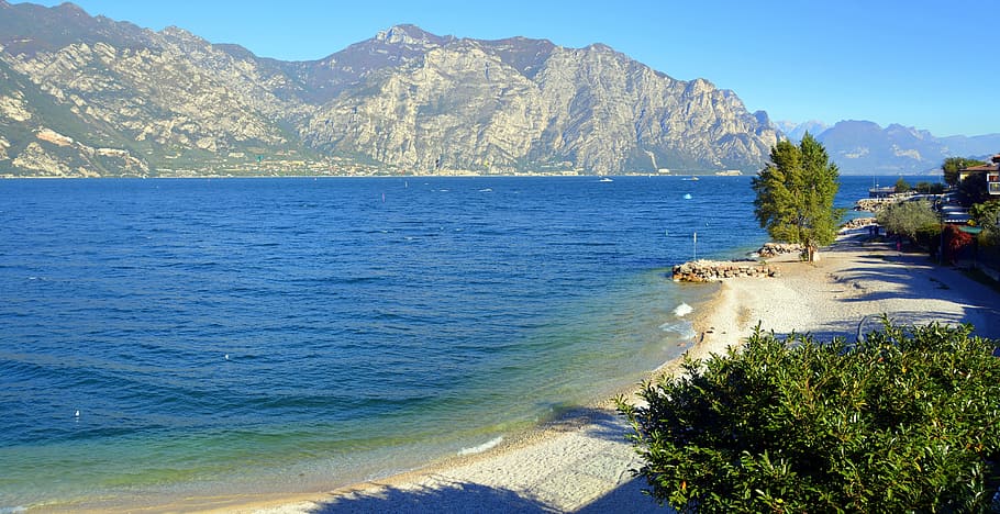 platja, llac, muntanya, malcesine, Itàlia, aigua, mar, escenics - natura, terra, planta, arbre, bellesa a la natura, naturalesa, dia, llum solar, Serra, cel, escena tranquil·la, a l'aire lliure, cap gent, destinacions de viatge, esport, 5K