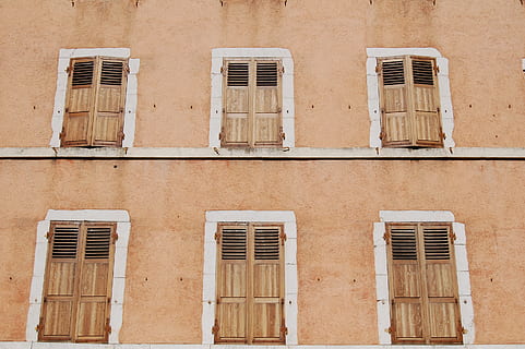 bygning, facade, rustik, væg, vinduer, træ-, vindue, arkitektur, bygget struktur, bygning udvendig, ingen mennesker, dag, boligområde, lav vinkel visning, fuld ramme, udendørs, side om side, baggrunde, sollys, murbygningsfunktion, lukker, beige, sikkerhed, gammel, 2K, CC0, offentligt domæne, royaltyfrie