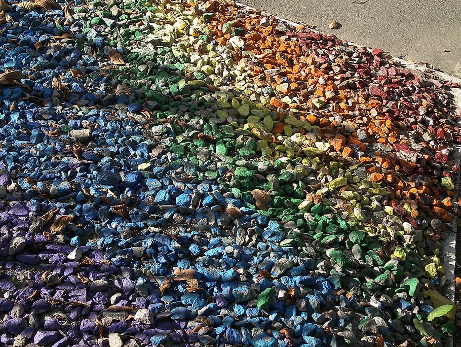 hromada, různé barevné kameny, oblázky, vzor, duha, barevný rozptyl, mozaika, pozadí, den, venku, nikdo, Příroda, detail, hojnost, vysoký úhel pohledu, kámen - objekt, Skála, pevný, oblázek, kámen, list, rostlinné části, přistát, krása v přírodě, rostlina, velká skupina objektů, slunečního světla, rock - objekt, pláž, listy, 2K