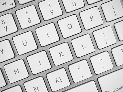 appelklavier, computer, toetsenbord, brieven, typen, code, laptop, elektronica, computerapparatuur, communicatie, technologie, Draadloze technologie, computer sleutel, computer deel, verbinding, volledig kader, achtergronden, detailopname, tekst, geen mensen, brief, alfabet, binnenshuis, patroon, 4K, CC0, publiek domein, royaltyvrij