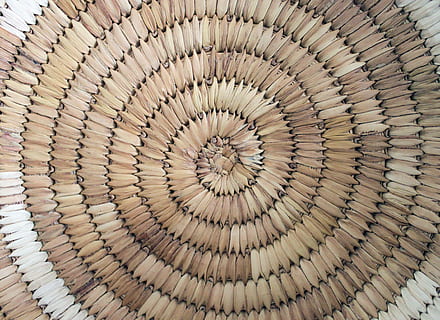 cerrar, fotografía, marrón, blanco, pared, cesta, textura, modelo, tejido, caña, beige, hecho a mano, indio, espiral, circulo, natural, antecedentes, nadie, fotograma completo, diseño, adentro, directamente arriba, forma, arquitectura, repetición, forma geometrica, de cerca, estructura construida, escalera de caracol, Arte y artesanía, día, naturaleza muerta, característica arquitectónica, directamente debajo, concéntrico, 4K, CC0, dominio público, libre de derechos
