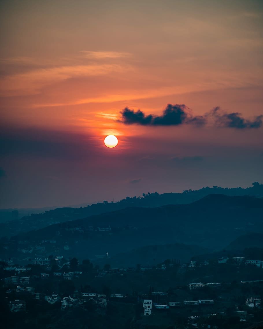 città sotto alba, aereo, fotografia, edifici, tramonto, sole, sole ardente, pendio, città, cielo, bellezza nella natura, scenics - natura, scena tranquilla, colore arancione, nuvola - cielo, la tranquillità, idilliaco, natura, nessuno, montagna, ambiente, all'aperto, scena non urbana, paesaggio, silhouette, cielo drammatico, cielo romantico, eclisse, 4K