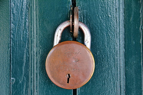 candado, ocho, palanca de bloqueo, seguridad, ocho palanca, bloquear, proteccion, la seguridad, seguro, intimidad, proteger, blindaje, amenaza, sistema, robo, crimen, vulnerabilidad, riesgo, desbloquear, robar, puerta, material de madera, antiguo, cerrado, metal, oxidado, Entrada, de cerca, llave, portón, colgando, nadie, texturizado, ojo de cerradura, forma, emoción, 5K, CC0, dominio público, libre de derechos