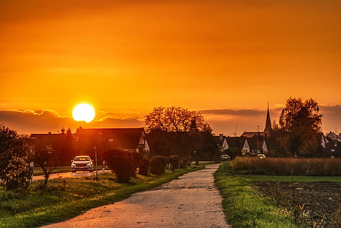 foto, case, d'oro, ora, sole, tramonto, sera, crepuscolo, umore, abendstimmung, pista ciclabile, lontano, strada, asfalto, cielo, sole al tramonto, cielo serale, natura, rosso, ultimi bagliori, mare, romantico, bolide, arancia, romanza, palla solare, cielo arancione, bellissimo, sole della sera, hdr, ampia gamma dinamica, pianta, albero, colore arancione, bellezza nella natura, mezzi di trasporto, nuvola - cielo, nessuno, luce del sole, la tranquillità, scenics - natura, la strada davanti, architettura, scena tranquilla, direzione, paesaggio, all'aperto, 5K, CC0, dominio pubblico, privo di copyright