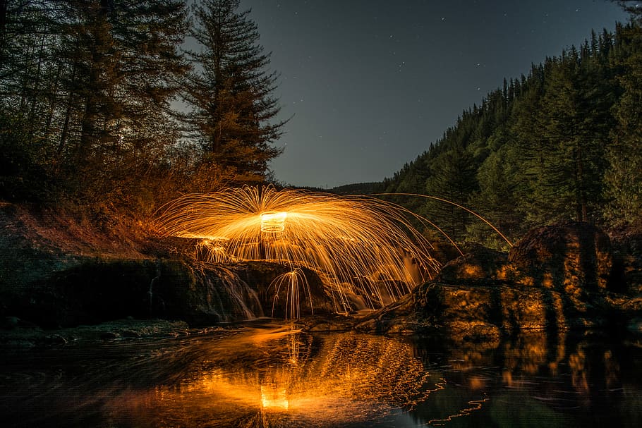 foto, arbre, cos, aigua, blau, cel, foto del timelapse, encès, paret d'acer, arbres, al costat, llum, roques, reflexió, assegut a la roca, estrella, neu, rock, cascada, llana d'acer, foc, boira, bosc, nit, planta, bellesa a la natura, il·luminat, naturalesa, escenics - natura, llac, tranquil·litat, escena tranquil·la, estrella - espai, davant del mar, exposició llarga, cap gent, escena no urbana, a l'aire lliure, astronomia, llana de filferro, 5K