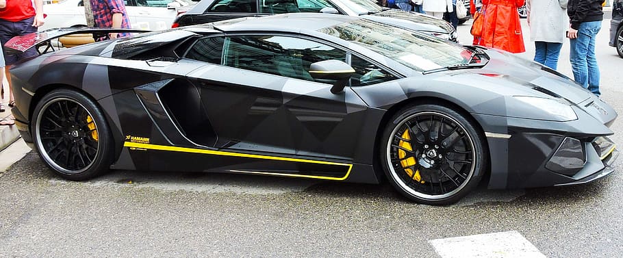 negre, lamborghini aventador, aparcat, gent, automàtic, velocitat, lamborghini, cotxe, transport, esport, roda, pneumàtic, dia, manera de transport, automòbil, carretera, carrer, ciutat, vehicle terrestre, color negre, arquitectura, a l'aire lliure, metall, viatjar, conduir, asfalt, luxe, color plata, 2K