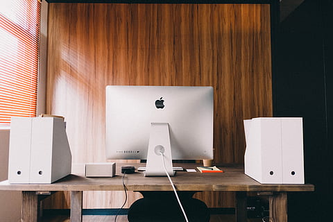 sølv apple imac, sølv imac, brun, tre, skrivebord, desktop, epledatamaskin, mac, fil, arbeid, arbeider, sollys, eple, imac, skaperen, kreativ, virksomhet, kontor, datamaskin, bord, møbler, innendørs, teknologi, tre - materiale, data utstyr, ingen folk, stasjonær PC, moderne, kommunikasjon, sete, okkupasjon, arbeidssted, stol, forbindelse, design, elektrisk lampe, tastatur, 5K, CC0, offentlig domene, opphavsrett gratis