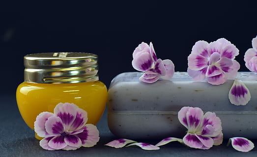 selectiu, focalitzar la fotografia, groc, jar, porpra, pètals, flor, aromateràpia, perfum, fons, tractament, sabó, fragància, flors, neteja, relaxació, benestar, clau, bellesa, cura, naturalesa, planta, planta amb flors, frescor, contenidor, pètal, bellesa a la natura, inflorescència, a l'interior, primer pla, natura morta, color rosa, ampolla, cap gent, cap de flor, vidre - material, fons negre, 5K, CC0, domini públic, lliure de regalies