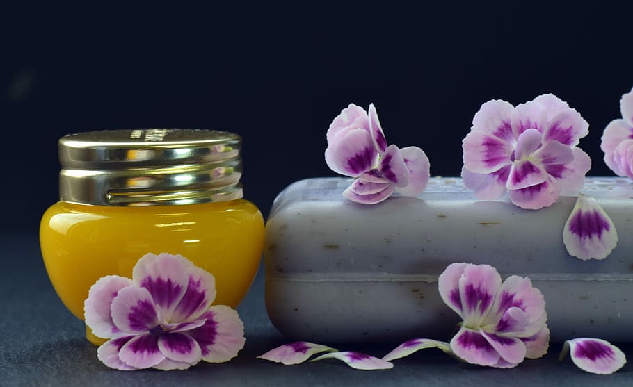 selectiu, focalitzar la fotografia, groc, jar, porpra, pètals, flor, aromateràpia, perfum, fons, tractament, sabó, fragància, flors, neteja, relaxació, benestar, clau, bellesa, cura, naturalesa, planta, planta amb flors, frescor, contenidor, pètal, bellesa a la natura, inflorescència, a l'interior, primer pla, natura morta, color rosa, ampolla, cap gent, cap de flor, vidre - material, fons negre, 5K