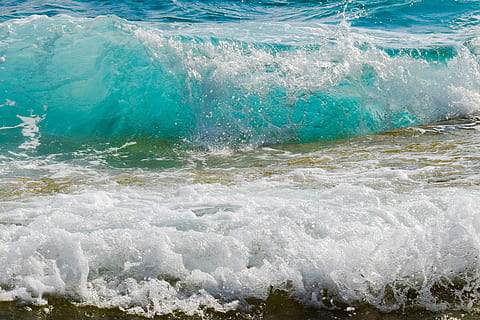 corpo d'acqua, onda, spruzzo, acqua, liquido, natura, vento, spruzzi, mare, spray, schiuma, movimento, fare surf, sport, bellezza nella natura, sport acquatico, scenics - natura, potere in natura, energia, all'aperto, ambiente, giorno, lungomare, terra, rottura, acqua corrente, color turchese, fluente, purezza, 2K, CC0, dominio pubblico, privo di copyright
