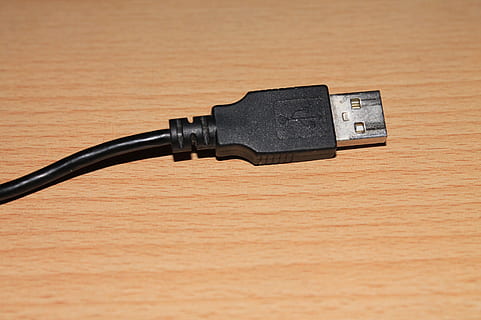 enchufe usb, enchufe, USB, computadora, cable, tecnología, conexión, de cerca, material de madera, Internet, electricidad, Red de computadoras, generación de combustible y energía, cable USB, nadie, mesa, comunicación, Enchufe electrico, fuente de alimentación, enchufe de conexión de red, metal, de color negro, adentro, grano de madera, insertando, Componente eléctrico, 2K, CC0, dominio público, libre de derechos