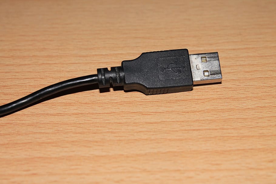 endoll USB, endoll, usb, ordinador, cable, tecnologia, connexió, primer pla, material de fusta, Internet, electricitat, xarxa d’ordinadors, generació de combustible i energia, cable usb, cap gent, taula, comunicació, endoll elèctric, Font d'alimentació, endoll de connexió de xarxa, metall, color negre, a l'interior, gra de fusta, inserció, component elèctric, 2K