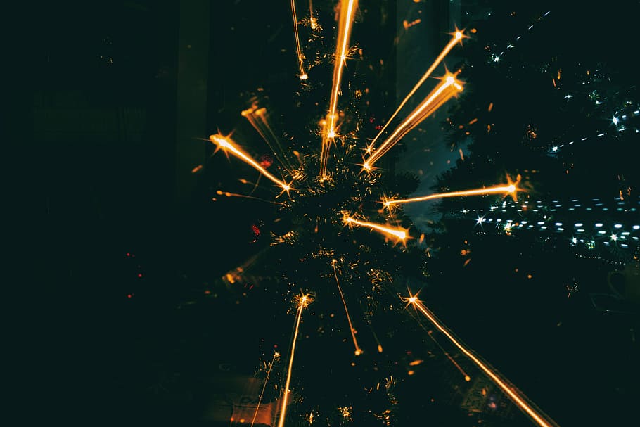 Basso, fotografia ad angolo, lanciato, fuochi d'artificio, fotografia time lapse, cielo, notte, buio, fuoco d'artificio, vacanza, illuminato, celebrazione, cultura artistica e intrattenimento, movimento, che esplode, Fuochi artificiali, nessuno, evento, raggiante, lunga esposizione, luce, attrezzatura per l'illuminazione, natura, città, fuochi d'artificio - Oggetto creato dall'uomo, all'aperto, architettura, scintille, 5K