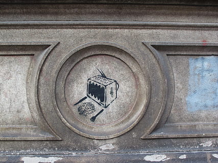 Graffiti, Fernsehen, isst, Gehirn, Wand, gebaute Struktur, die Architektur, keine Leute, Gebäudehülle, Tag, Darstellung, Kunst und Handwerk, Kreis, Geometrische Figur, menschliche Darstellung, gestalten, Kreativität, Nahansicht, Gebäude, Muster, Wandbau - Funktion, Kunst, alt, Design, draußen, Carving, 1080P, CC0, gemeinfrei, lizenzfrei